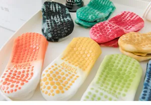 Tie-dye non-slip Pilates yoga socks with honeycomb grip sole for women fitness workouts.