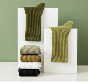 Detailaufnahme von gerippten Socken in mehreren Farben auf weißen Studioblöcken.