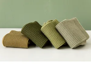 Nahaufnahme gerippter Herrensocken im Detail, weiche atmungsaktive Baumwolltextur, mehrfarbig.