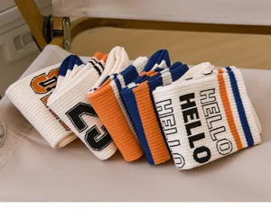 Chaussettes de sport en coton mi-hauteur pour hommes avec design color-block, respirant.