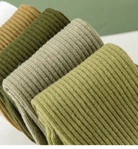 Herren Rippsocken Detailaufnahme mit atmungsaktiver Baumwollstrickstruktur und Erdtönen.