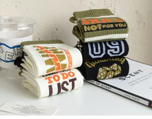 Primer plano detallado de calcetines streetwear estampados con llamativos diseños tipográficos.
