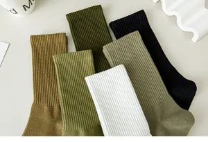 Nahaufnahme Detail von lässigen gerippten Baumwollsocken in vielen Farben, atmungsaktiv.