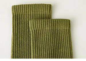 Nahaufnahme olivgrüner Rippenstrick-Sportsocken im Detail, atmungsaktives Baumwollgewebe.