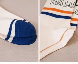 Gros plan détail de chaussettes en coton sport pour hommes color-block avec rayures bleues.