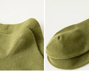 Olivgrüne Herren Sportsocken Detailaufnahme Strick Textur atmungsaktive Baumwoll Socken