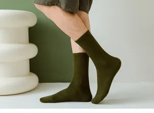 Detailansicht dunkelgrüner Herren-Sportsocken mit atmungsaktivem Rippstrick und elastischem Bund.