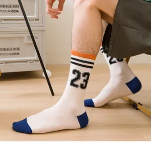 Gros plan détaillé de chaussettes de sport pour hommes avec impression 23 et talon bleu.