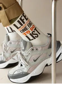 Calcetines largos de hombre con estilo y estampado tipográfico motivacional para streetwear diario.