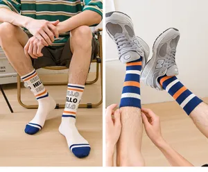 Chaussettes mi-hautes en coton bloc de couleur pour hommes avec rayures et détails.
