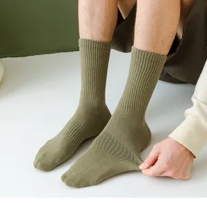 Detailansicht olivgrüner gerippter Herren-Mittelsocken, atmungsaktiv und hochelastisch.