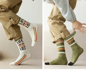 Calcetines de hombre streetwear con letras de moda, cómodos calcetines largos para deporte y uso.