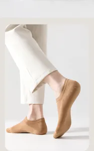 Chaussettes basse homme en coton respirant avec details en maille pour confort quotidien.