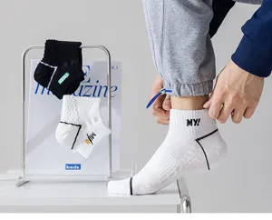 Vista detallada de calcetines cortos de verano transpirables de malla para hombre con bordado.