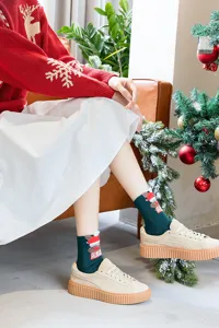 Gros plan détaillé de jolies chaussettes de Noël en coton avec un motif de Père Noël.