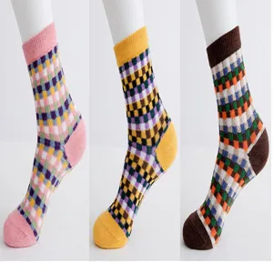 Chaussettes mi-hautes en laine d'hiver épaisses et douillettes pour femmes, carreaux colorés.