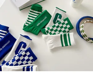 Mondernies kaltses mesaiou mikous me karo gia gynikes, athlitikes kai streetwear.