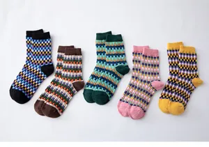 Vue de détail rapprochée de chaussettes en laine chaudes et épaisses à carreaux.