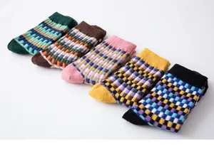 Vue rapprochée détaillée de chaussettes épaisses en laine mélangée à motifs à carreaux.