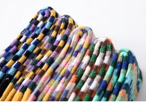 Gros plan détail de chaussettes d'hiver chaudes en tricot coloré aux motifs doux.