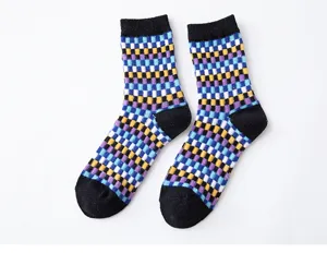 Chaussettes mi-hautes en coton à carreaux colorés pour femmes, douillettes et tendance.