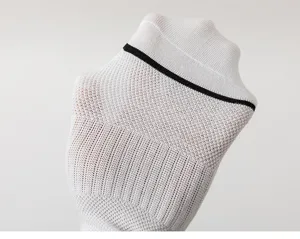 Vista detallada de calcetines cortos de verano transpirables para hombre con tejido de malla.