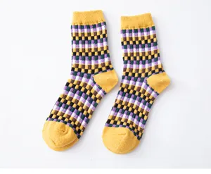 Chaussettes en laine épaisses et chaudes avec motif à carreaux colorés et design tendance.