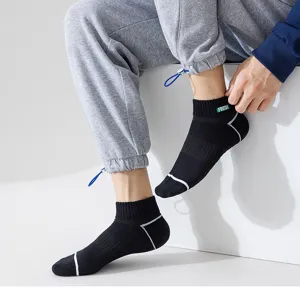 Calcetines cortos de verano para hombre de malla transpirable con detalles bordados para deporte.