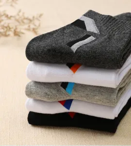 Men's mid-tube cotton sports socks, breathable summer running socks with geometric cuff design.