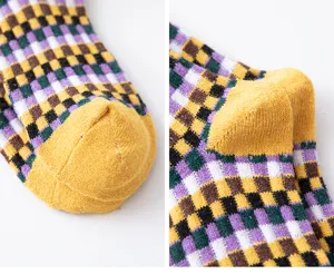 Gros plan detail des chaussettes d'hiver chaudes carreaux colores texture talon tricot.