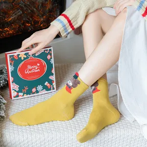 Chaussettes en coton mi-hautes jaunes avec motif d'ours de dessin animé et coffret cadeau.
