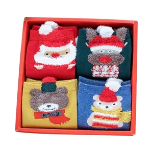 Coffret de chaussettes de Noël avec motifs de dessins animés mignons. Chaussettes coton.
