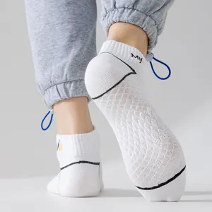 Calcetines cortos transpirables de malla fina de verano para hombres con detalles de bordado deportivos.