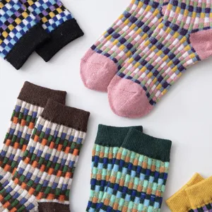 Chaussettes mi-hautes en laine à carreaux colorés pour femmes, douillettes et chaudes d'hiver.