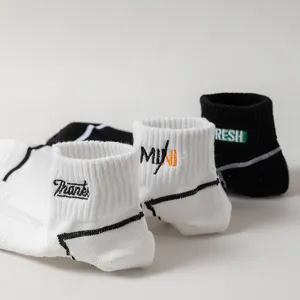 Calcetines cortos de verano de malla para hombres transpirables con elegantes letras bordadas.