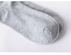 Primer plano detalle de calcetines cortos grises para hombre, textura de punto fino y suave.
