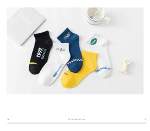 Bequeme Baumwoll-Kurzsocken mit trendiger Buchstabenstickerei, atmungsaktiv und lässig.