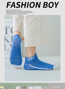 Blaue Baumwoll-Sneakersocken für Herren, bequeme Sportsocken mit Buchstaben-Details.