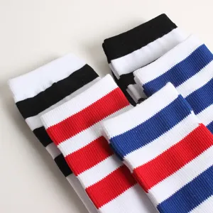 Retro three-stripe mid-calf couple socks, classic striped cotton athletic skateboard socks.