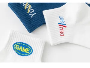 Herren Kurze Baumwollsocken mit stilvollen bestickten Buchstaben, bequem und atmungsaktiv.