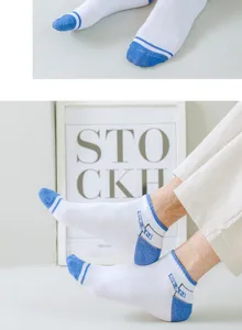 Nahansicht von kurzen weißen Socken mit blauen Streifen und Fersendesign, atmungsaktiv Sommer.