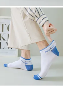 Herren kurze Sport Bootssocken Detail Ansicht, atmungsaktives Material weiß blau.