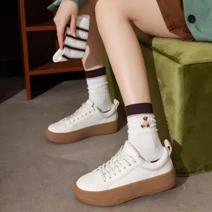 Dames schattige beer geborduurde middensokken met witte plateau sneakers voor de herfst winter.