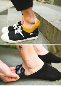 Vista dettagliata di calzini invisibili in uomo cotone con silicone antiscivolo tallone.