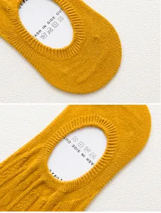 Vista dettagliata di fantasmini uomo in cotone giallo, calzini invisibili antiscivolo.
