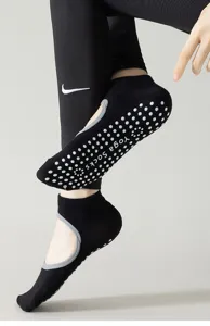 Non-slip yoga socks for women, breathable pilates fitness sports socks with grip dots.