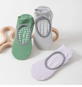 Non-slip yoga socks details, breathable cotton pilates fitness socks with grip dots.
