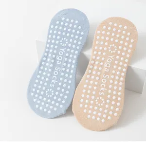 Non-slip yoga socks for women, pilates fitness sports floor socks with grip dots.