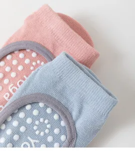 Non-slip yoga socks for women, breathable cotton pilates fitness sports socks with grip.