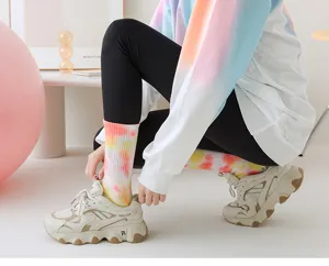 Tie-dye yoga socks for women, breathable mid-tube fitness socks, non-slip gym pilates sports socks.